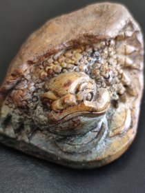 河磨玉金蟾摆件，961克。