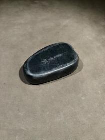 端砚，砚雕葡萄寓意子孙满堂，一本万利。砚堂火捺，玫瑰籽，蕉叶白。砚背落款：潘亦隽。砚形小巧精致，包浆厚重，质地细腻。砚长12.3厘米，宽7厘米，厚3厘米。