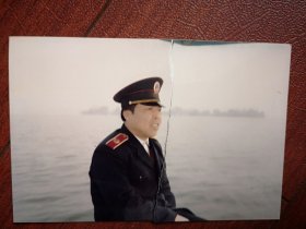 90年代一税务人员海边照片一张