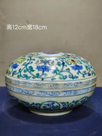 美品·款识“大明成化年制”精工细作满工青花斗彩缠枝莲佛家八宝纹捧盒。