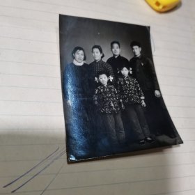 五十年代全家服照片【长8.2厘米、宽6.3厘米】