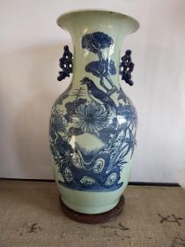 清代豆青釉青花“一枝独秀”花瓶一个，画工精湛，品相完美（除耳后沾外）余全品。包老保真，喜欢联系。