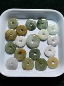 A货老翡翠小平安扣一盘18个，打包出手，老货，难免有瑕有纹裂，每个合两块七，三元都不到，做手工首选。
