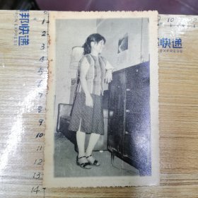 老照片：一位女士倚着4屉1开门的柜子留影、80年代初、尺寸：8.9×13.9cm