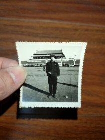 六十年代老照片 男青年手持毛主席语录在天安门前留影