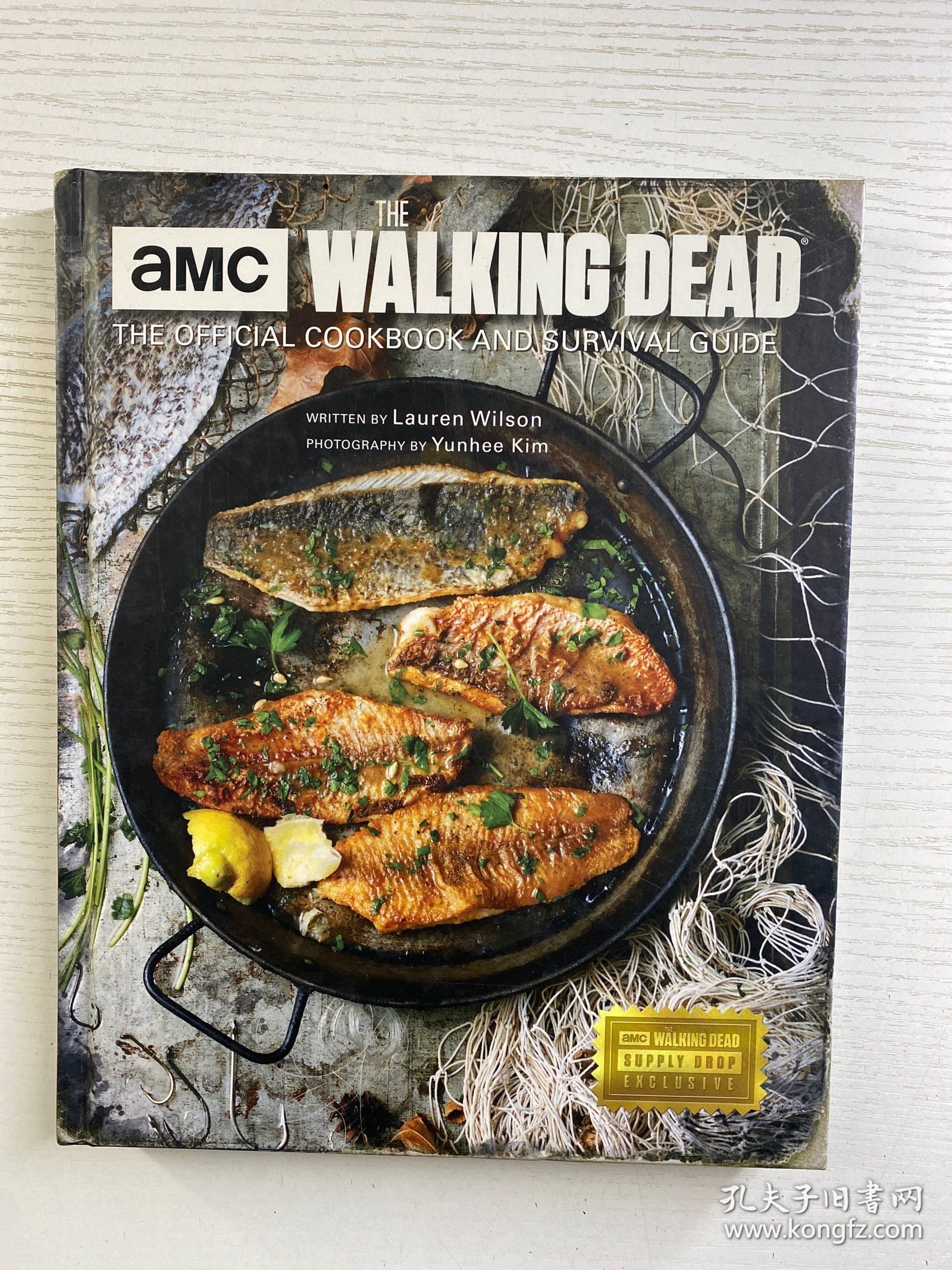 《AMC行尸走肉官方食谱与生存指南》（The Walking Dead: The Official Cookbook and Survival Guide ），由劳伦·威尔逊（Lauren Wilson）撰写，金允熙（Yunhee Kim）负责摄影。它基于美剧《行尸走肉》（The Walking Dead ）创作，包含剧中相关食谱及生存知识，是该系列IP衍生的美食与文化结合的书籍 。