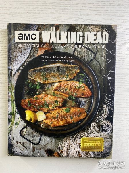 《AMC行尸走肉官方食谱与生存指南》（The Walking Dead: The Official Cookbook and Survival Guide ），由劳伦·威尔逊（Lauren Wilson）撰写，金允熙（Yunhee Kim）负责摄影。它基于美剧《行尸走肉》（The Walking Dead ）创作，包含剧中相关食谱及生存知识，是该系列IP衍生的美食与文化结合的书籍 。
