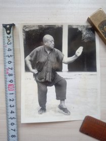 黑白照片，七，八十年代在开封市东大寺内练功