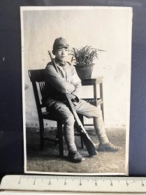 民国抗战时期盆景兰花旁拿枪的小鬼子原版老照片