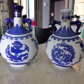 北京红星青花酒瓶两个（一个瓷盖，一个塑料盖，如图品好）