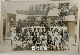 【老照片】重庆建筑工程学院（现“重庆大学”前身之一）体操队欢送1959级队员留影 —— 校简史：前身是于1952年全国院系调整时成立的重庆土木建筑学院，1994年升格为重庆建筑大学，为我国建筑类老八校之一，在建筑行业享有很高的声誉。2000年4月，重庆大学、重庆建筑大学、重庆建筑高等专科学校合并组建新的重庆大学。 — 此照片的老校门为1950/1960年代的校门，难得一见～