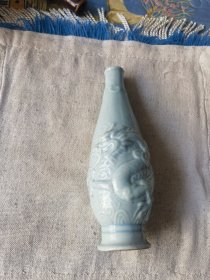 天蓝色的老的龙酒瓶