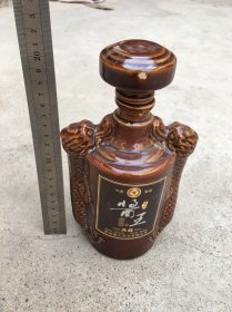 龙形堆塑500毫升空酒瓶 (酱王酒)(请仔细查看照片可以看到大概尺寸)