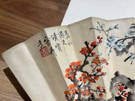 清末诸生民国著名海派画家季守正梅花泥金书法成扇50*18
季守正（1875－1949） 现代书画家。号无暇居士，清末诸生，慈溪人。
曾在银行任职，工书、擅画、精篆刻。其书法尤以隶书见长，得力于东汉褒斜道摩崖及景君碑，遒劲婉丽，典重深朴；画擅梅花墨竹，精妙简括；篆刻宗秦汉，不落时人蹊径。郑逸梅《书林片叶》谓其：“累书海上，曾与张善孖、钱化佛同在日木东京举行书画展，载誉而归，迄今己数十年。我家之《笔记