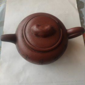 清代陈曼生紫砂壶作品一把，雕刻诗文和花卉美景，阳刻底款，高8.6肘宽11足经6.5口经6厘米。壶 盖有残缺，品相如图。