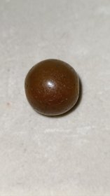 老料黄玛瑙珠子，直径19mm，孔径18mm，皮壳风化自然，包浆油润，有漂亮的马蹄纹和月牙纹，适合做锁骨链或手串配珠，成色如图，喜欢的来聊