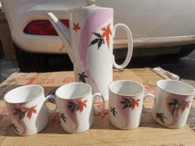 时期瓷茶壶一套，一个茶壶4个茶杯，画工漂亮，品相完好，保老：