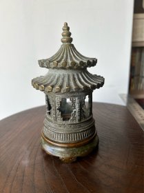 民国时期制作的铜亭子摆件，可作香熏炉，铜非常重，制作很精细，上面还有对联。是个很好玩的摆件。总宽度直径约9厘米，总高高16.5厘米，总重563克。亭子底部直外径7.1厘米,内径6.5厘米，重384克，。也可以单独做炉盖，纸镇等桌面摆设，特价出，包邮到家。