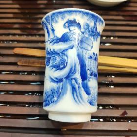 【小雅品茗杯】景德镇茶器三大名窑“之一”！器型精致，画工细腻，青花鲜艳翠丽，釉水温润如玉，品相完美！“小雅”二字源出诗经，《小雅》篇有待客之道的含义，小雅瓷器精于从小器着手，赋雅于小，容器于好！小雅主要以茶具、文房为主，是公认的小件之王。工艺考究，选景德镇陶土，高档原矿青花钴料，从泥巴，拉坯，利坯，绘画，上釉等等都是全手工制作。每一款小雅作品，画工细腻，精致，构图一流，仿古而不复古，极具艺术价值