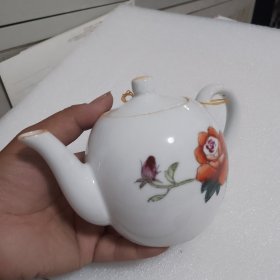 手绘图案的景德镇瓷壶（有使有过的痕迹，壶盖内边稍有旧瑕疵如图）