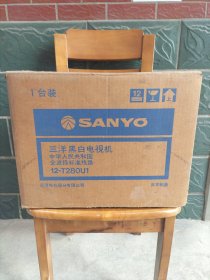 三洋黑白电视机 SANYO 12寸 插上电源无反应无显示，可能需要修理。当摆设品卖吧，一切拍友细鉴，售后不退。有外纸箱，纸箱长宽高尺寸43x36x34厘米。不包邮，邮资顺丰到付。【注意：邮资顺丰到付，买家自理。】