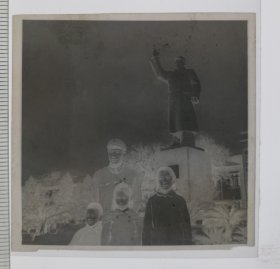 60年代在毛主席雕像前留影底片