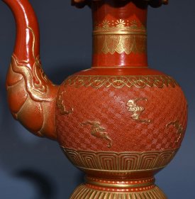 清乾隆漆红雕刻鎏金贲巴壶，高27.5cm直径17.5cm