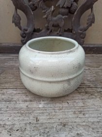 清代哥釉鱼篓形围棋罐 造型别致,开片自然,瓷胎细腻,釉面肥厚,器型规整,胎质精良,胎釉俱佳,图八内里有开片加深线。