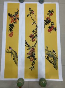 大漏花鸟画，三条屏，仿古宣蜡染纸，写意画法，刘军防教授的真人真迹纯手绘作品，本人承诺假一赔万，支持第三方鉴定。老师的花鸟画非常漂亮，画的很灵动，惟妙惟肖，写意画看整个构图，笔法苍劲有力，浓淡干湿焦。尺寸：1.43米×24公分，三条屏，也可分开悬挂，不是小尺副的哦，家里客厅，卧室，书房，玄关，餐厅都可悬挂，宣纸画心已经托底了，回家可以直接装框，不用再装裱了，过年过节送礼，备有面子！