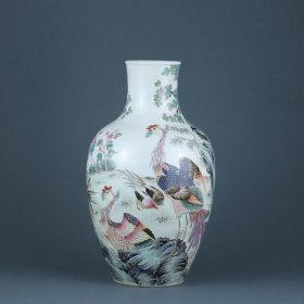 清雍正 粉彩花鸟纹观音瓶
高度25.6cm，口径6.5cm，肚径15cm