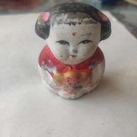 五六七十年代彩绘泥塑娃娃，人的脖子处有掉 粘修复，品相如图，待价处理，高6宽5厚4厘米。