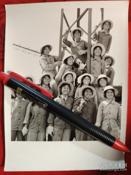 1975年照片，宝成铁路全线通车，铁道部电话工程局电化工程处四队一分队女工班完成架线任务合影