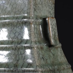 旧藏宋代官窑冰裂纹贯耳瓶