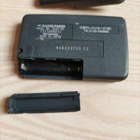 NEC传呼机R4N4-6B编号N48423733ZZ，装上电池红灯亮，有滴滴声，电池盖缺少个小角，不知能否正常使用，介意者勿拍。
