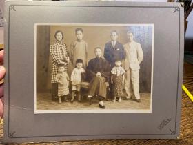 民国著名照相馆“王开照相馆”拍《富贵人家合影照》一张