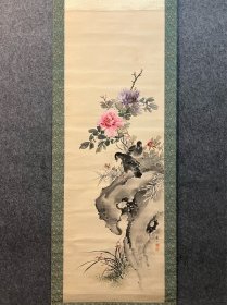 古笔赏石花鸟图【萱岛秀山】1858-1938
太宰府人。萱岛鹤栖的长子。幼名源太郎。初鹤仙，后秀山。幼年时开始学习画、汉学等，在吉嗣梅仙、长崎的小曾根干道、日田的平野五岳、东京的荒木宽亩等地学习画学。在全国绘画共进会等多次获奖，还接受了皇族的御前挥毫等。对绘马的制作也很热心。昭和13年去世，享年81岁。