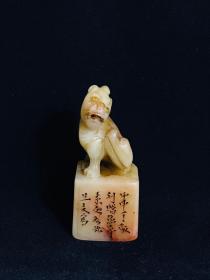 珍藏寿山石细工印章摆件
尺寸：高:7.1宽：3.1cm
重量：85克