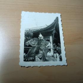 老照片–身穿盔甲手拿兵器骑在马背上的男子