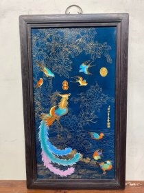 郎士宁作品红木镶瓷板画珐琅掐丝百年朝凤挂屏
高90厘米宽53厘米