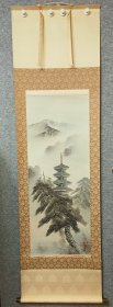 真正纯手绘 山中的五重塔 日本回流画轴挂轴 绢本陵裱  廼作品 实木轴 尺寸 纵190Cm 横54Cm 空山之响，松与五重的遇 静默 庄穆。 编号B36
