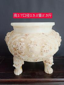 老和田玉高浮雕聚宝盆、香炉一个，手工雕刻，玉质细腻，手感圆滑，雕工精美，成色如图！
