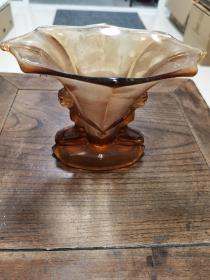老玻璃茶色造型花瓶1只、造型少见、精致漂亮！具体详解及品相、尺寸大小如图自鉴！顺丰包邮！