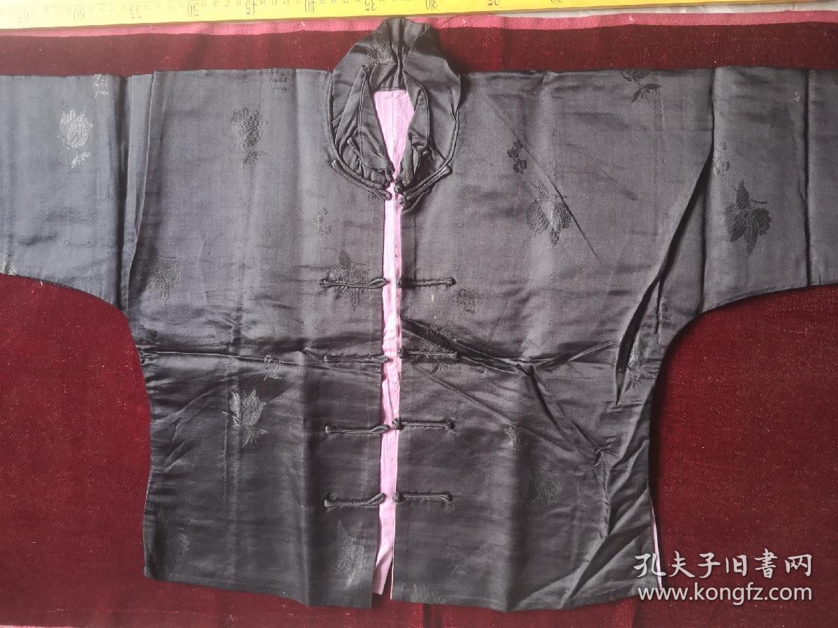 晚清民国，几乎全新的缎底暗织花短褂，长袍短褂是古人常穿的服装，上面贴有白纸处，应该是过去贴商标遗留的，一取就掉了，如图