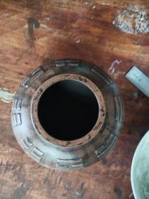 道家的八挂香炉。紫砂泥材质的。完整无缺按图发货！器形扁圆相当不错！飘着一丝仙气！拍前慎重考虑！按图发货