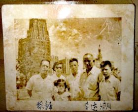 约上世纪50年代早期  广州市人民政府卫生局长李达潮（李济深胞弟）广州番禺籍名医，黎铎医院院长，黎铎医生在上海和友人的原版照片，后面有文字说明