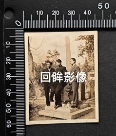 1949年上海山东路体育场废弃纪念碑前三个帅哥合影