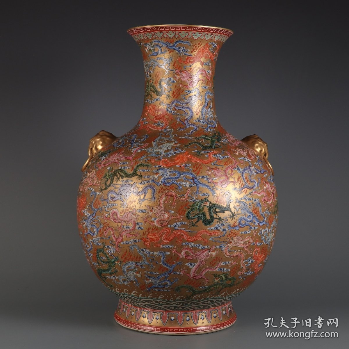 清乾隆年制金地粉彩百龙纹兽耳尊