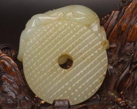 和田玉龙佩 规格: 5.6×5.0×1.7厘米，重 51克。 玉质温润细腻，沁色自然，刀功老道，皮壳包浆一流，雕刻生动，线条流畅，品相完美！
