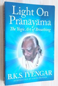 英文书 Light on Prãnãyãma: The Yogic Art of Breathing Paperback  by B. K. S. Iyengar  (Author), Yehudi Menuhin (Introduction)/有黑白图