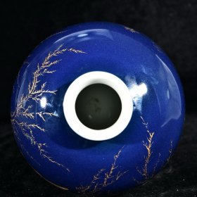 大清乾隆年制霁蓝釉描本色真金花鸟秋林鸣禽图酒瓶梅瓶
高28.2径18厘米2